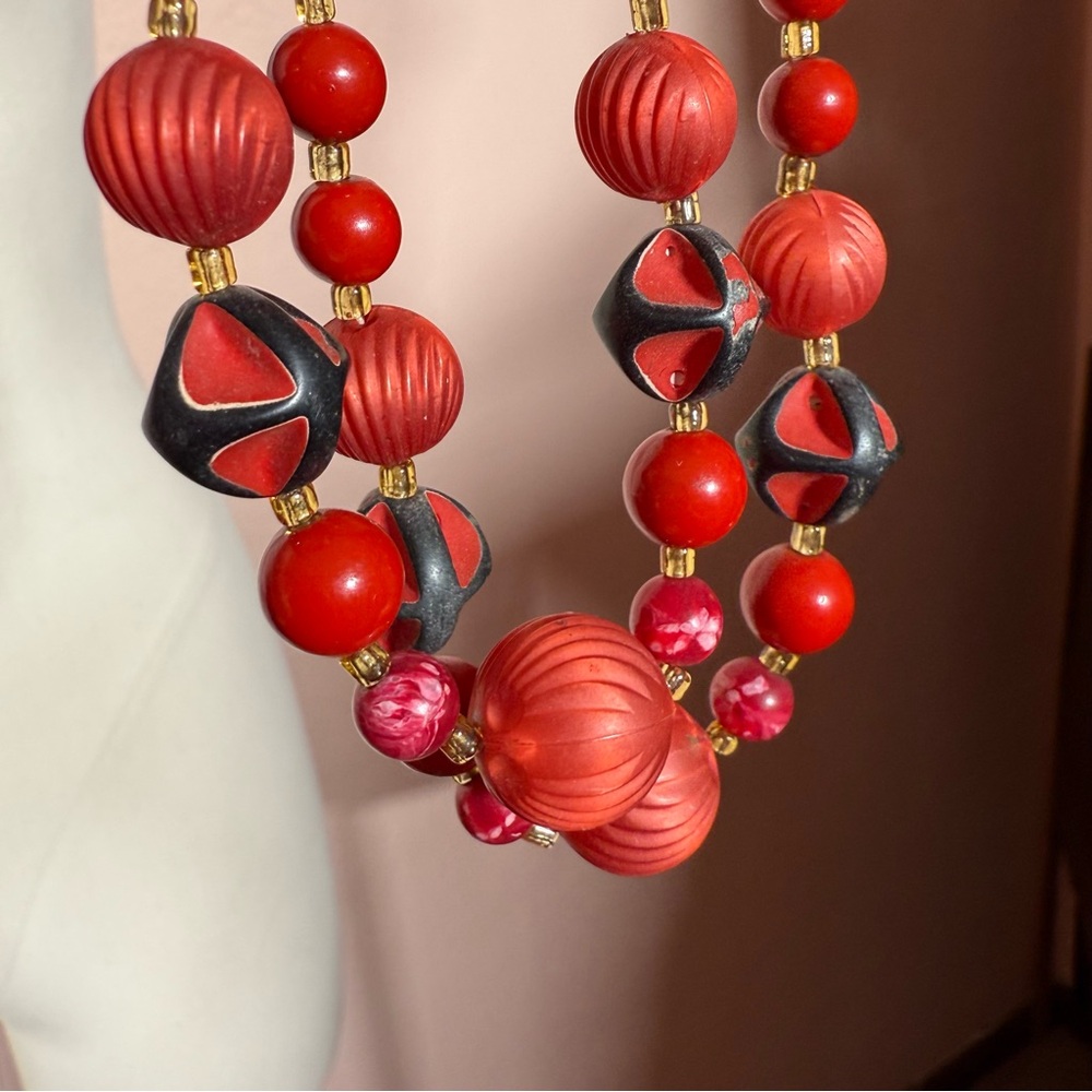 Vintage 1940 50 Plastic lucite red Black art deco double strand necklace